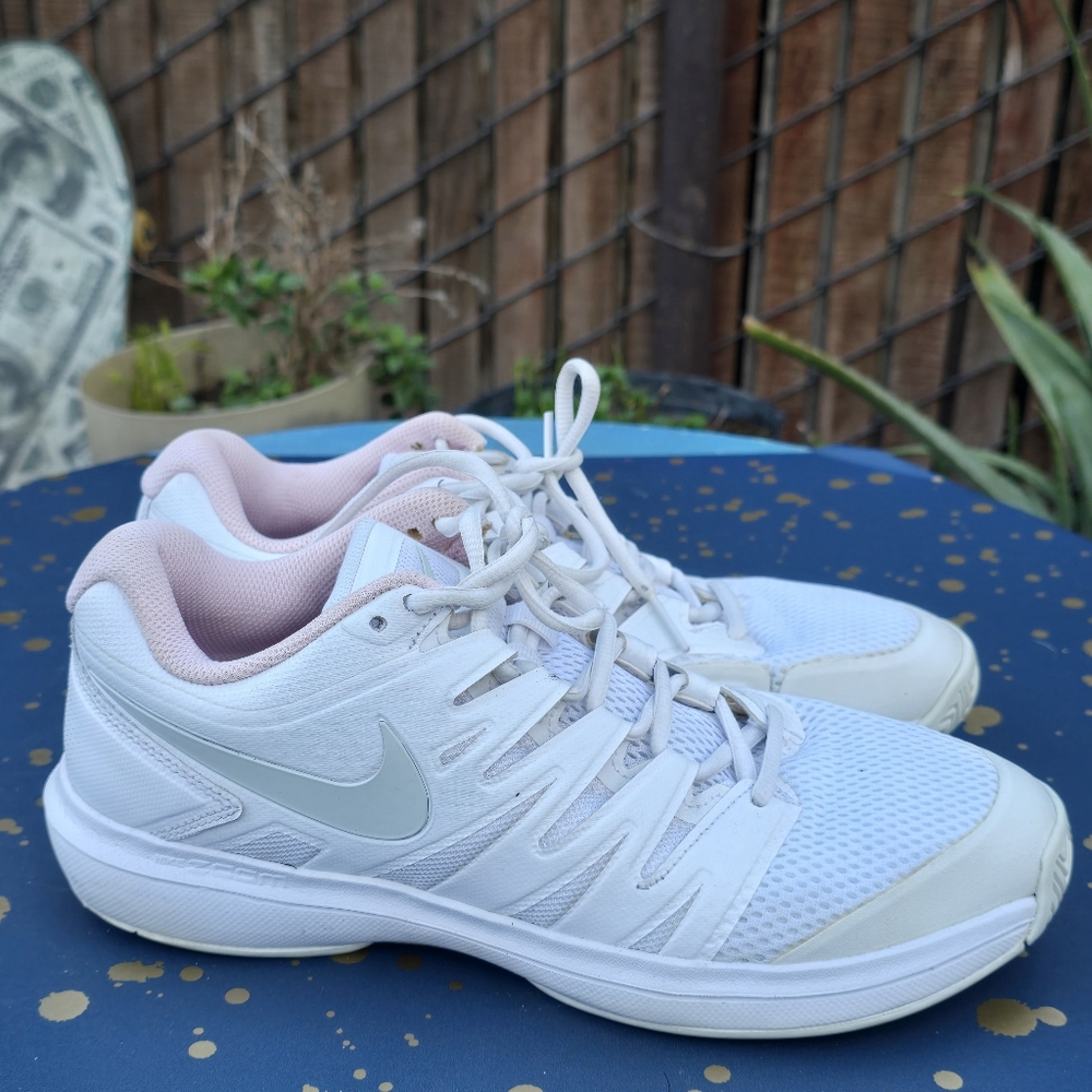Nike Women's White Athletic Shoes Sz 10